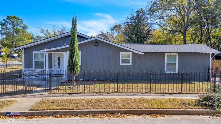 Property Photo: 2701 Halbert Street TX 76112