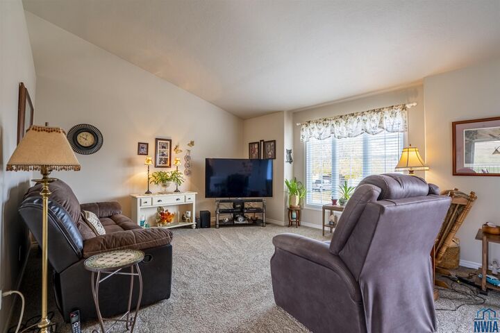 Property Photo:  620 Lynn Dr  IA 51038 