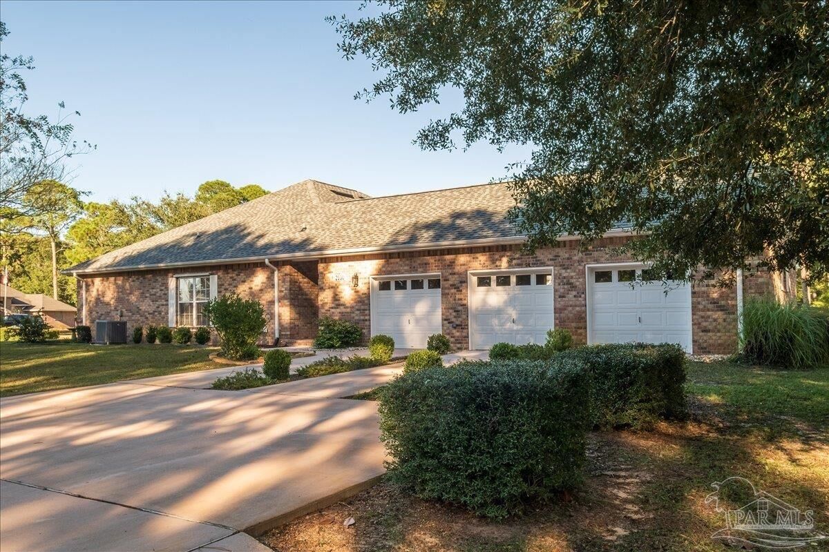 Property Photo: 2500 Crescent Pl FL 32566