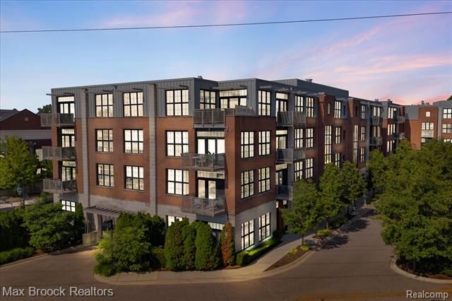 Property Photo:  2051 Villa Road 302  MI 48009 