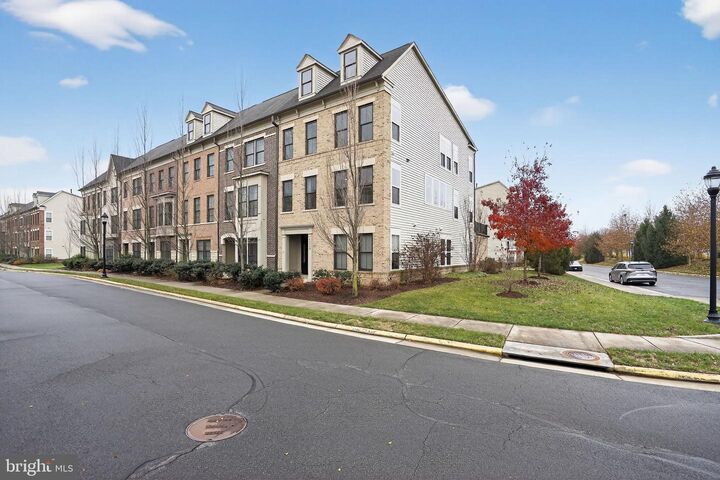 Property Photo:  42239 Riggins Ridge Terrace  VA 20148 