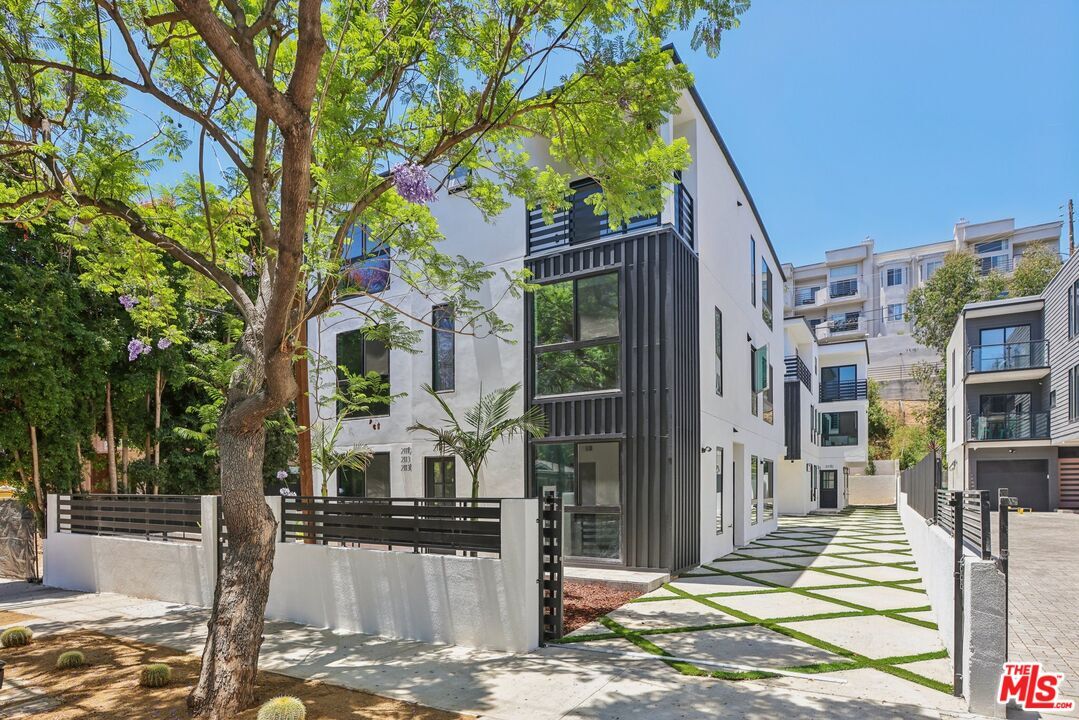 Property Photo:  2113 Holly Dr  CA 90068 