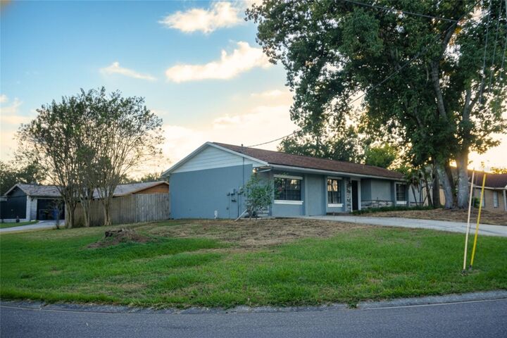 Property Photo:  11213 Creekview Drive  FL 33569 