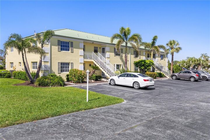 942 Capri Isles Boulevard 105  Venice FL 34292 photo