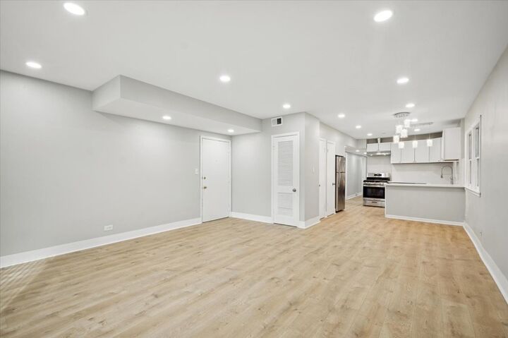 Property Photo:  2623 W Arthur Avenue 1  IL 60645 