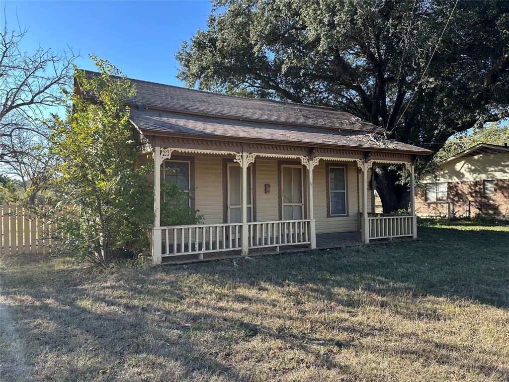 Property Photo: 512 S McKinney Street TX 76667