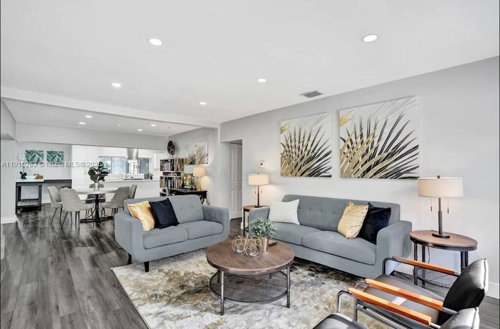 Property Photo: 1431 Dewey St FL 33020