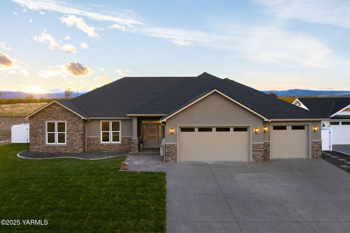 Property Photo: 2210 S 96th Ave WA 98903