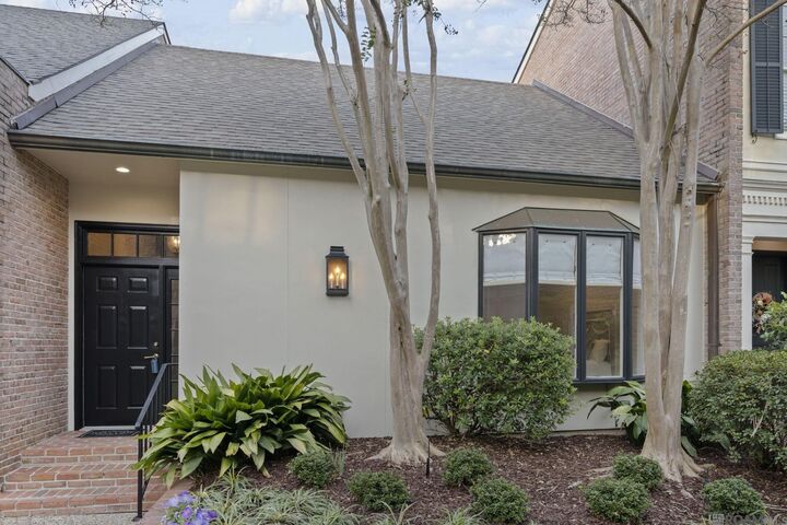 Property Photo: 20 Jamestowne Ct #20-C LA 70809