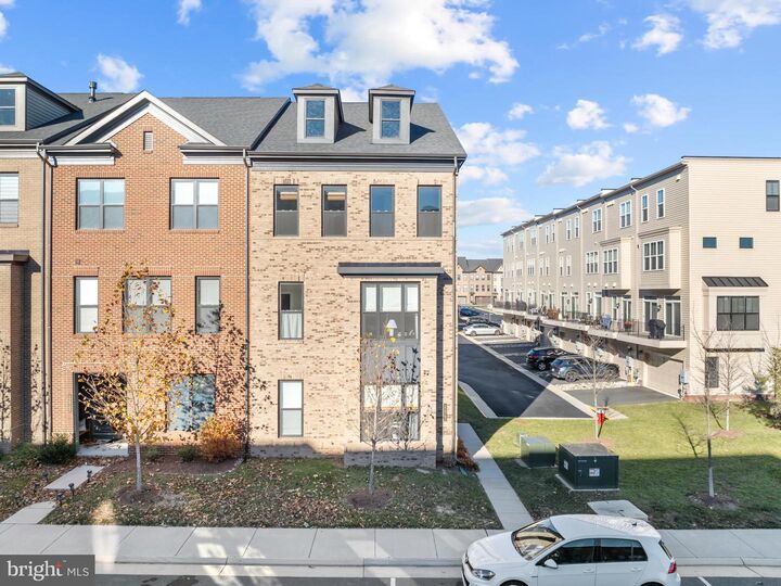 Property Photo:  22962 Sullivans Cove Square  VA 20148 