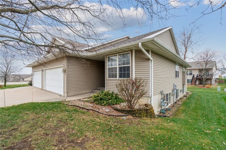 3660 Deer Valley Drive B  Marion IA 52302 photo