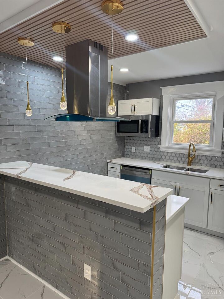 Property Photo:  10152 Chester Road  OH 45215 