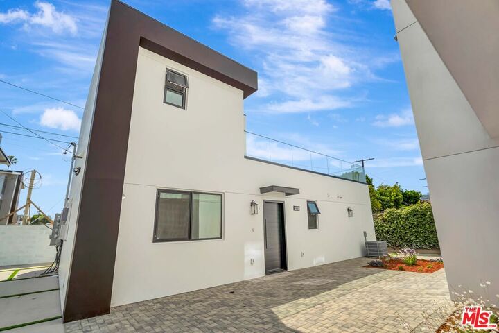 Property Photo:  1921 Federal Ave  CA 90025 