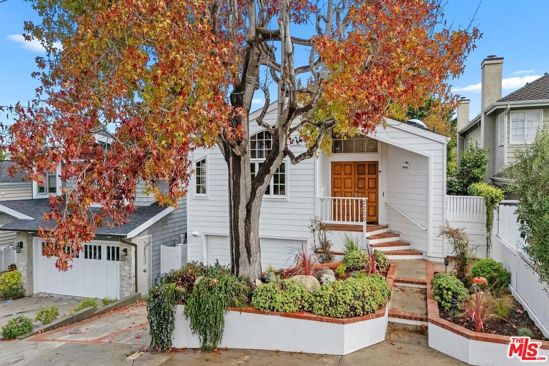 Property Photo: 2200 N Poinsettia Ave CA 90266