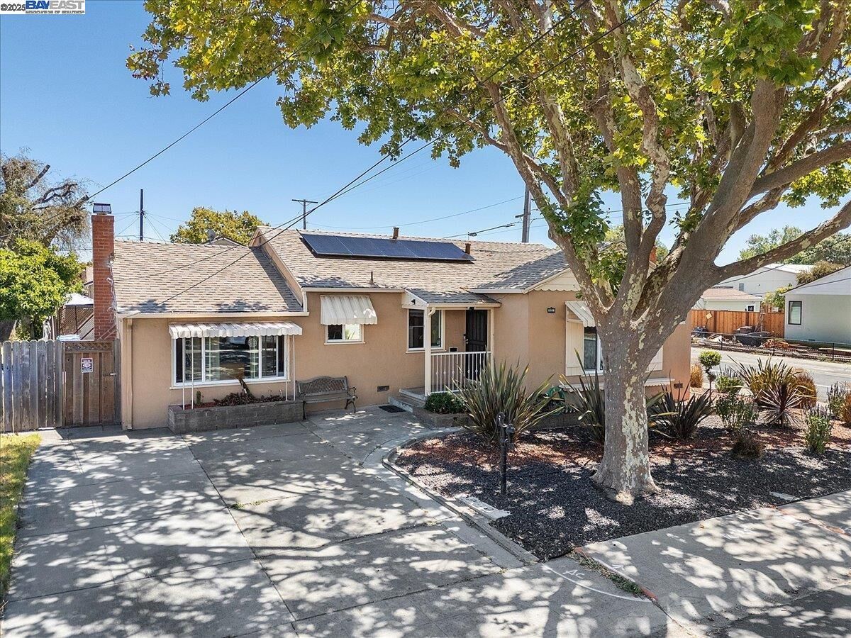 Property Photo:  15106 Edgemoor St  CA 94579 