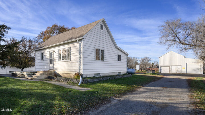 Property Photo:  861 53rd Ave SW  ND 58545 