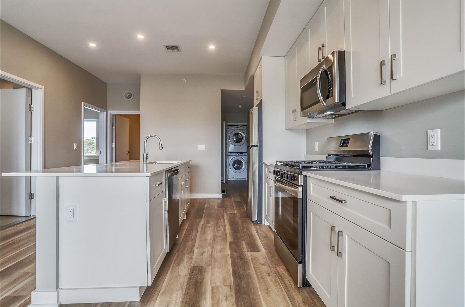 Property Photo:  475 Communipaw Ave 302  NJ 07304 