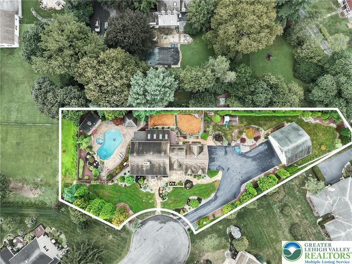 Property Photo: 8 Harding Court PA 18045