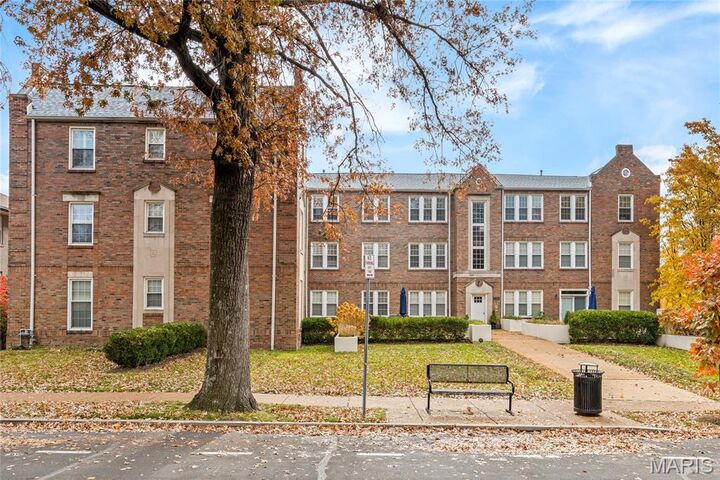 Property Photo: 7564 Wydown Boulevard 3B MO 63105