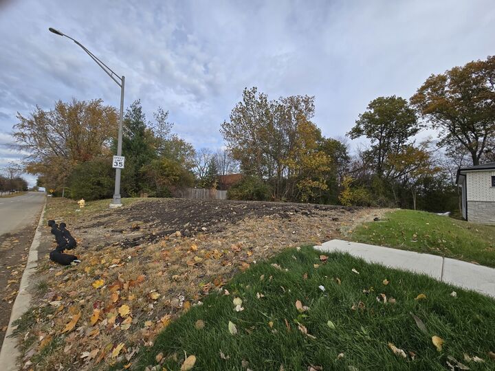 Property Photo: 1901 S Main Street IL 60148