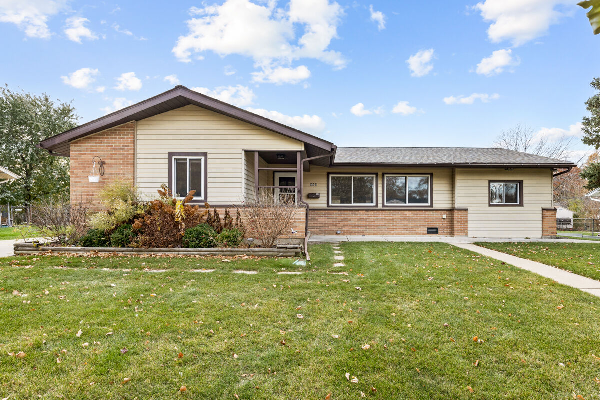 Property Photo: 940 Victoria Lane IL 60007