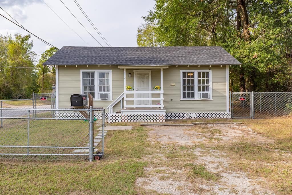 Property Photo:  712 Hoo Hoo Ave  TX 75904 