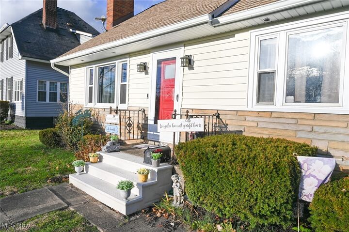 Property Photo:  1728 Parkman Road NW  OH 44485 