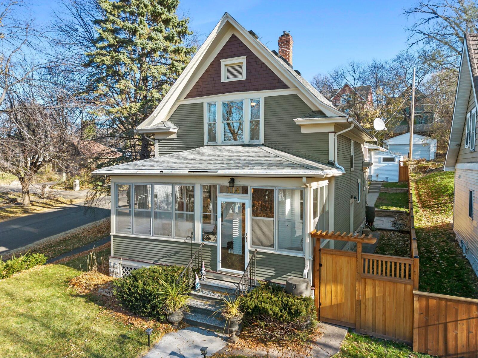 Property Photo:  114 Bates Avenue  MN 55106 