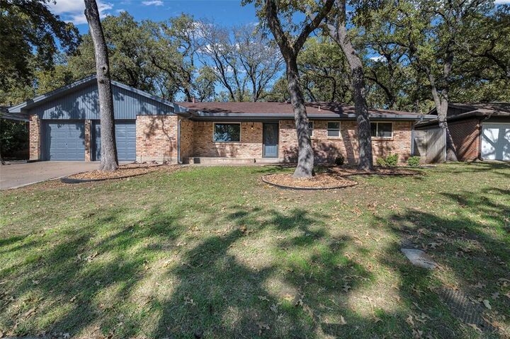 Property Photo:  608 W Pleasantview Drive  TX 76054 
