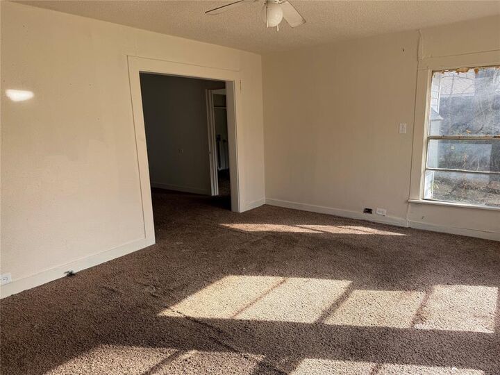 Property Photo:  457 E James Street  TX 75169 