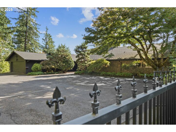 Property Photo: 3450 SW 44th Ave OR 97221