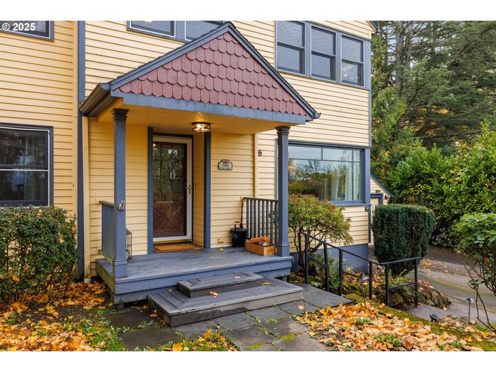 Property Photo:  5960 SW Brugger St  OR 97219 