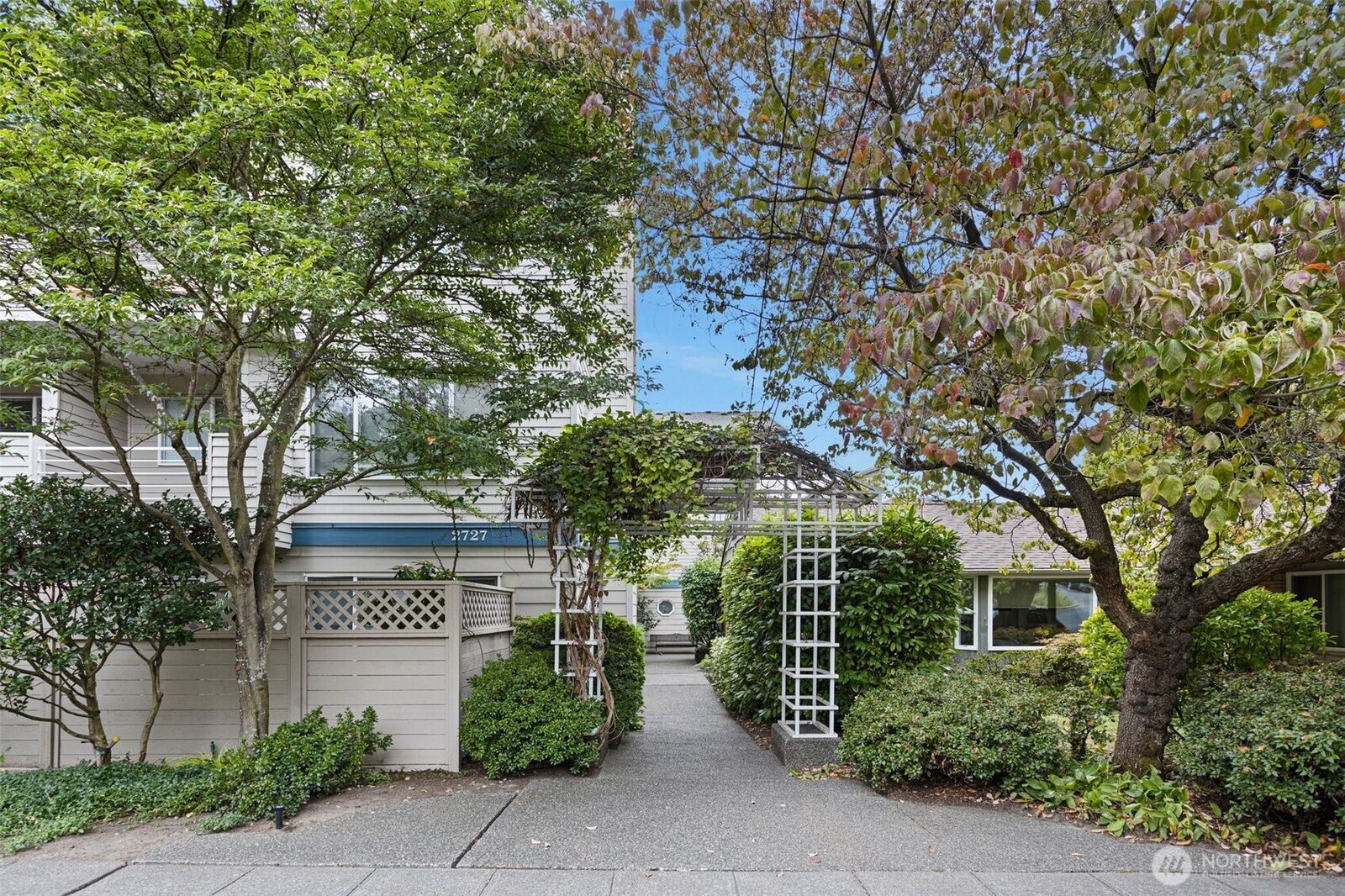 Property Photo:  2727 E Franklin 102  WA 98102 