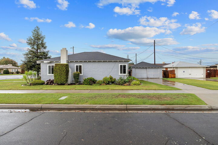 Property Photo: 3021 E Simpson Avenue CA 93703