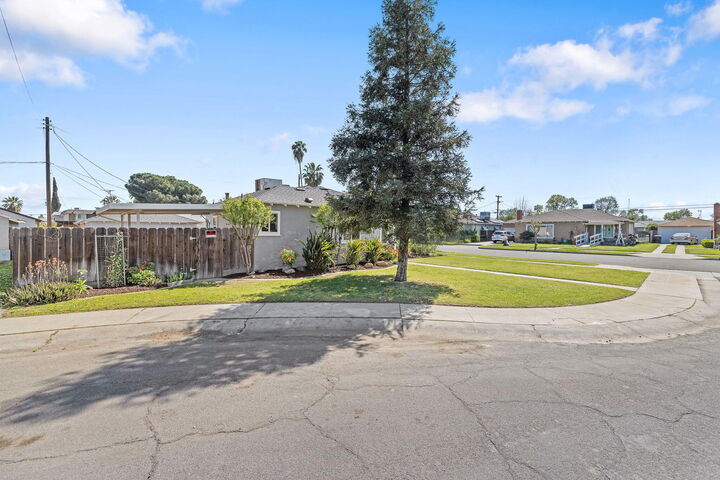 Property Photo:  3021 E Simpson Avenue  CA 93703 
