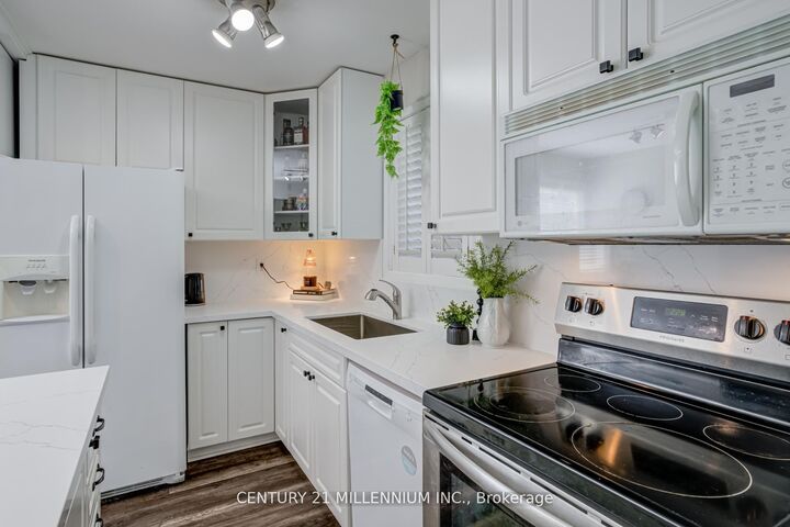 Property Photo:  15 Hasting Square  ON L6S 2N8 