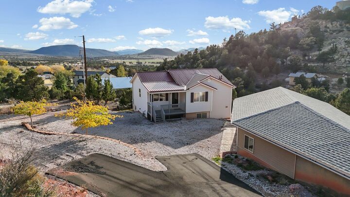 Property Photo: 328 E Hillcrest Cir UT 84722