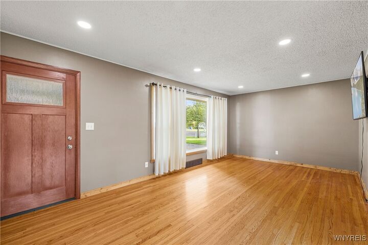 Property Photo:  922 N Hewitt Drive  NY 14092 