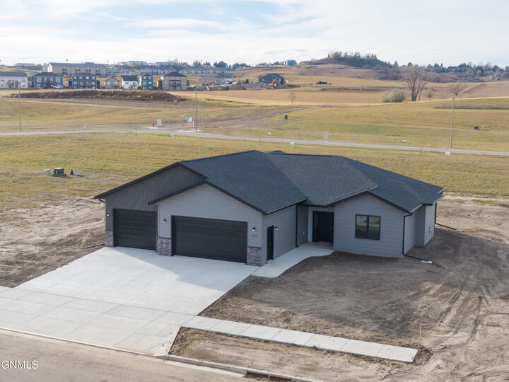 3607 Silver Leaf Avenue  Mandan ND 58554 photo