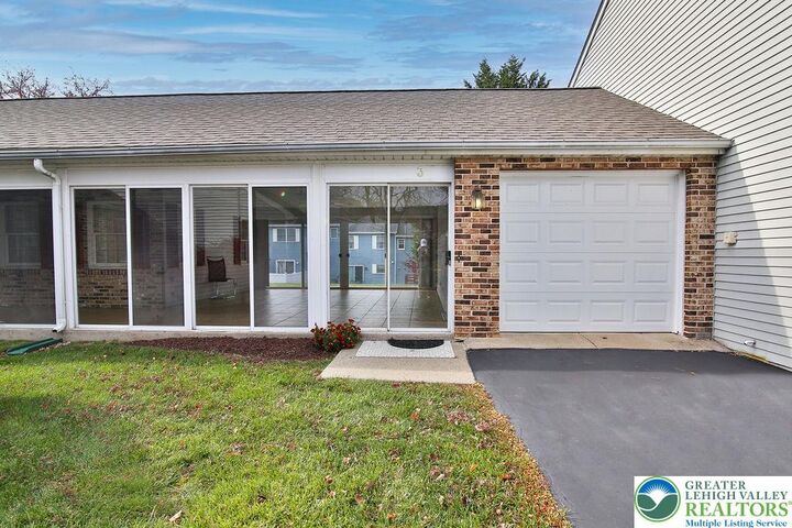 Property Photo:  3 Fort Lee Court  PA 18040 