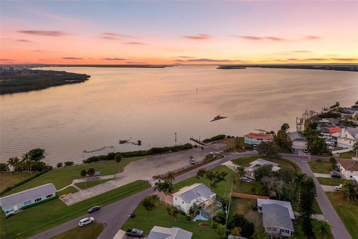 Property Photo:  724 44th Street Court W  FL 34221 