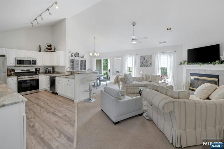 Property Photo:  8 Caleb Court 904  NJ 07419 