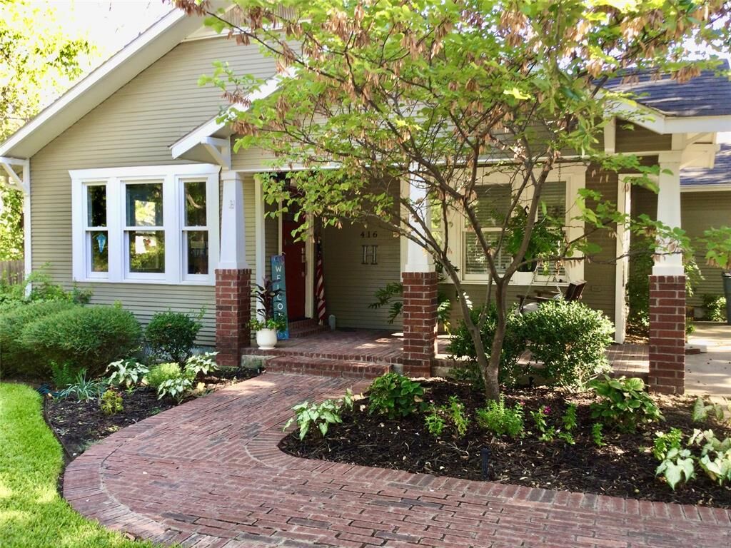 Property Photo:  416 W College Street  TX 76051 