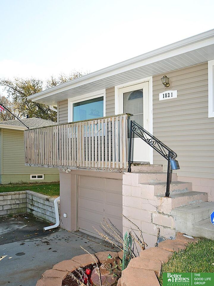 Property Photo:  1821 Avenue B  NE 68048 