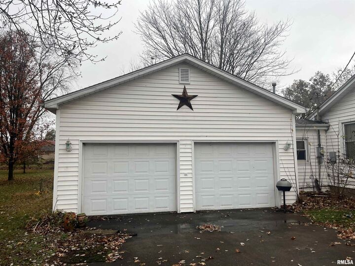 Property Photo: 1006 N Garfield Street IL 62959