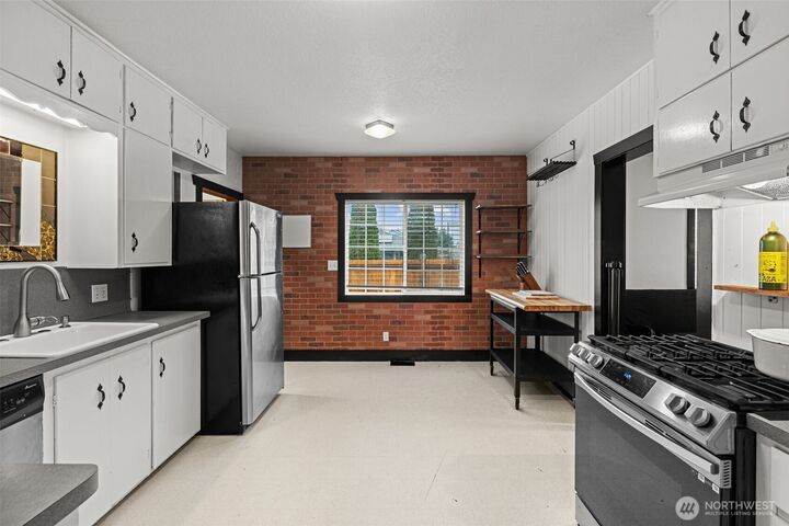 Property Photo:  7012  47th Avenue NE  WA 98270 