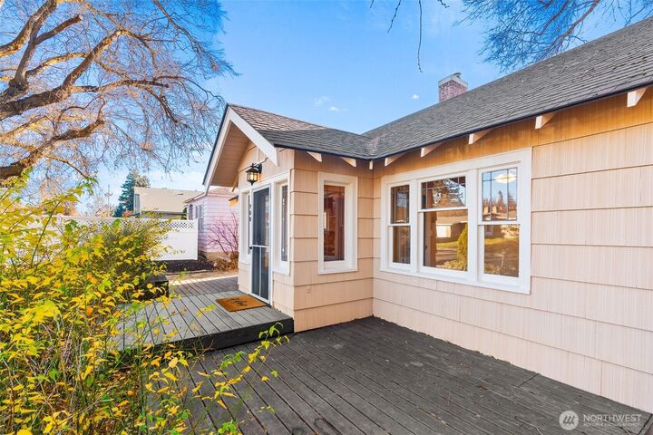 Property Photo:  708 E Capitol Avenue  WA 98926 