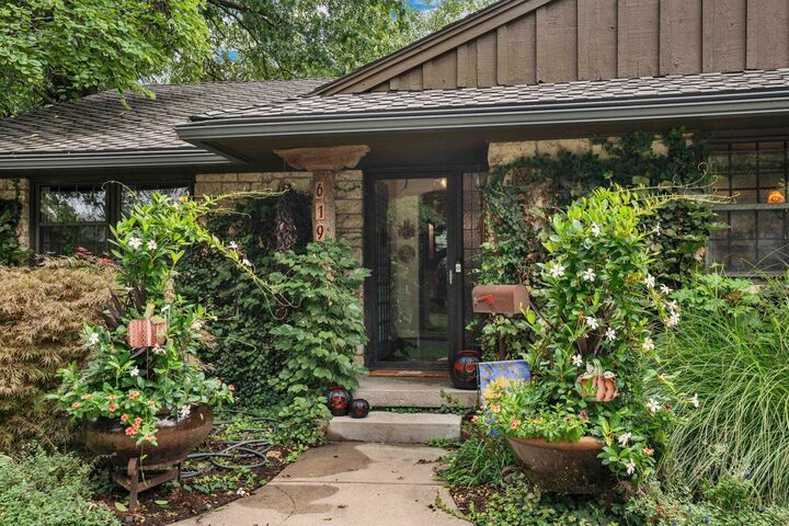 Property Photo:  619 N Stratford Ln  KS 67206 