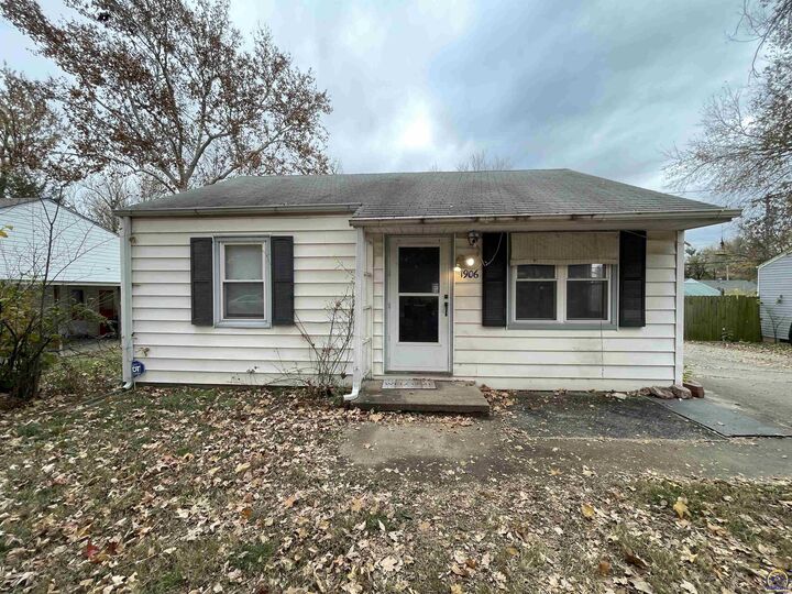 Property Photo:  1906 SE Illinois Ave  KS 66607 