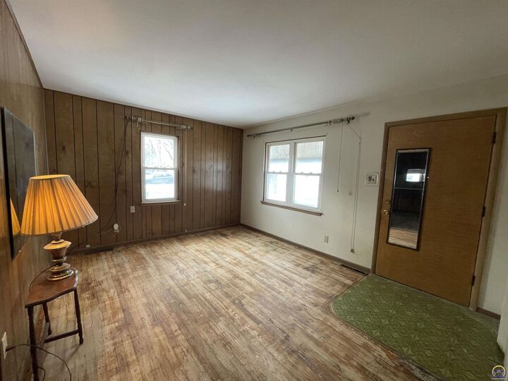 Property Photo:  1906 SE Illinois Ave  KS 66607 